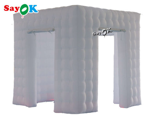 La cabina del acontecimiento exhibe la tienda portátil los 8.25ft blanca de la cabina de la foto del cubo de 3 puertas de los 2.5m inflable con la luz llevada